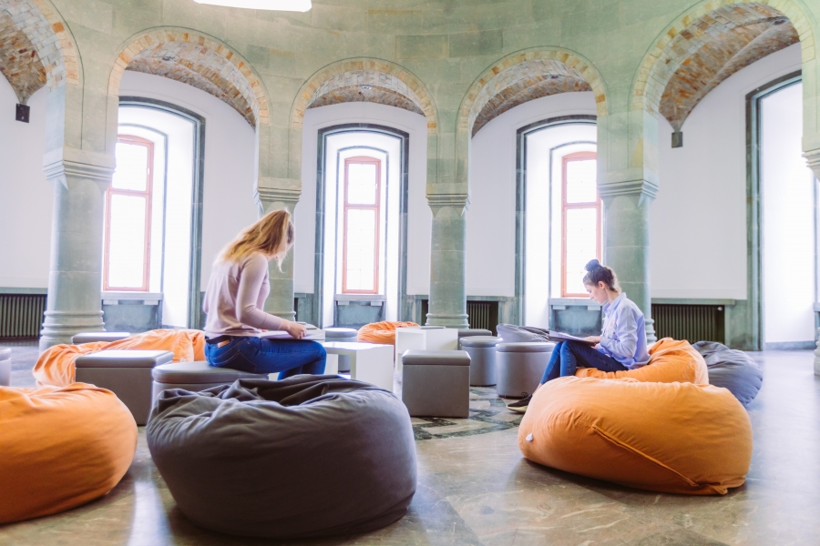 Der ehemalige „Obergruppenführersaal“ im Nordturm der Wewelsburg. Die orangefarbenen Sitzkissen dienen dazu, dem Ort alles „Mystische“ zu nehmen (Foto: Lina Loos ©Kreismuseum Wewelsburg)